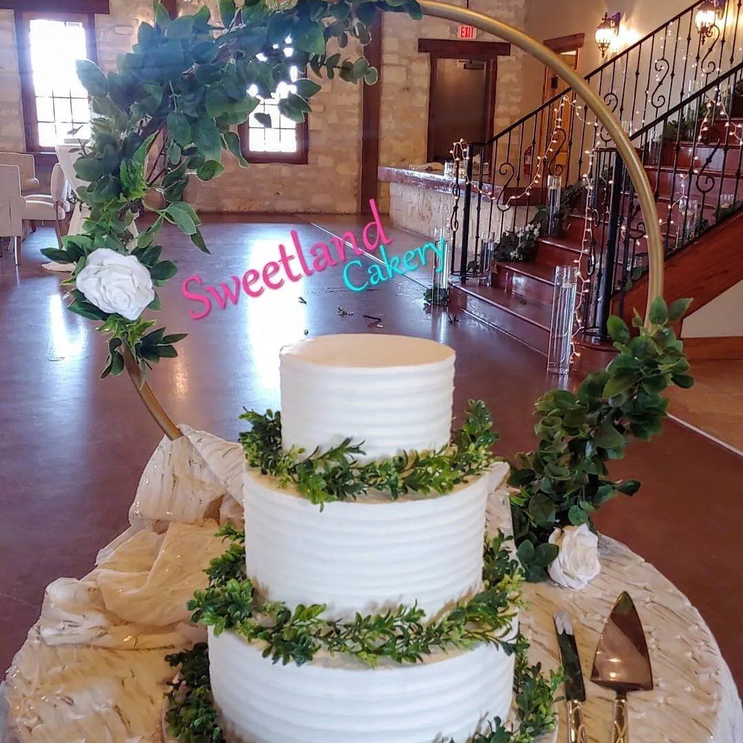 Elegant wedding cake with floral arch